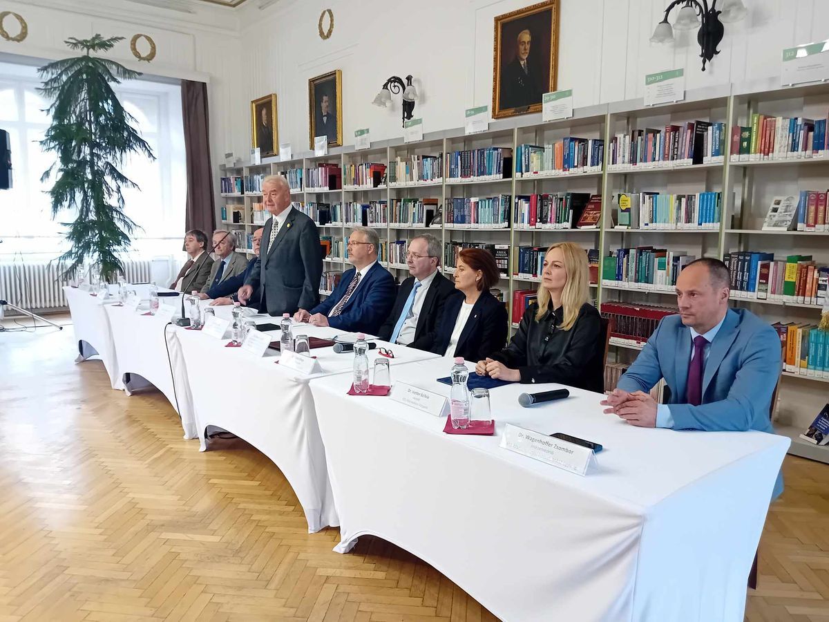 A száj- és körömfájás bizottság tartott sajtótájékoztatót. Fotó: Pardavi Mariann / kisalfold.hu